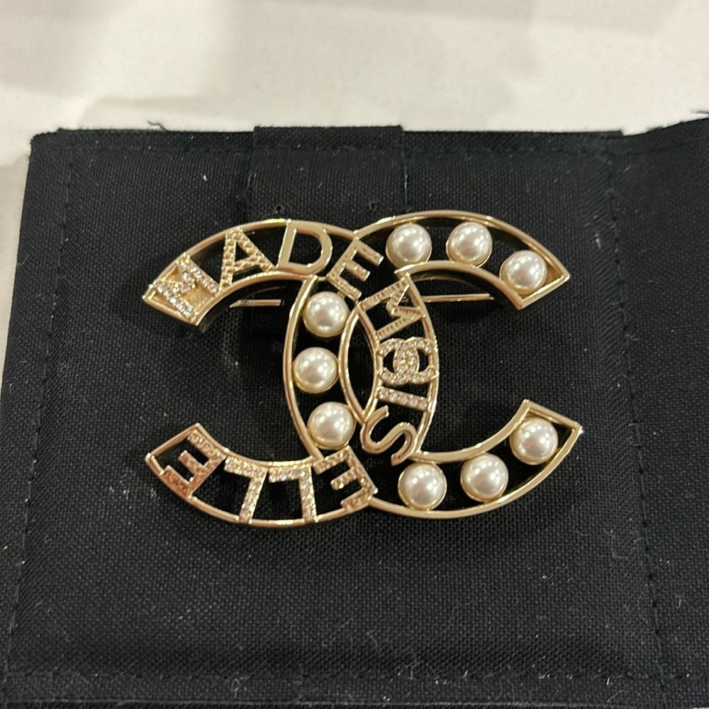 Chanel Brooch F22